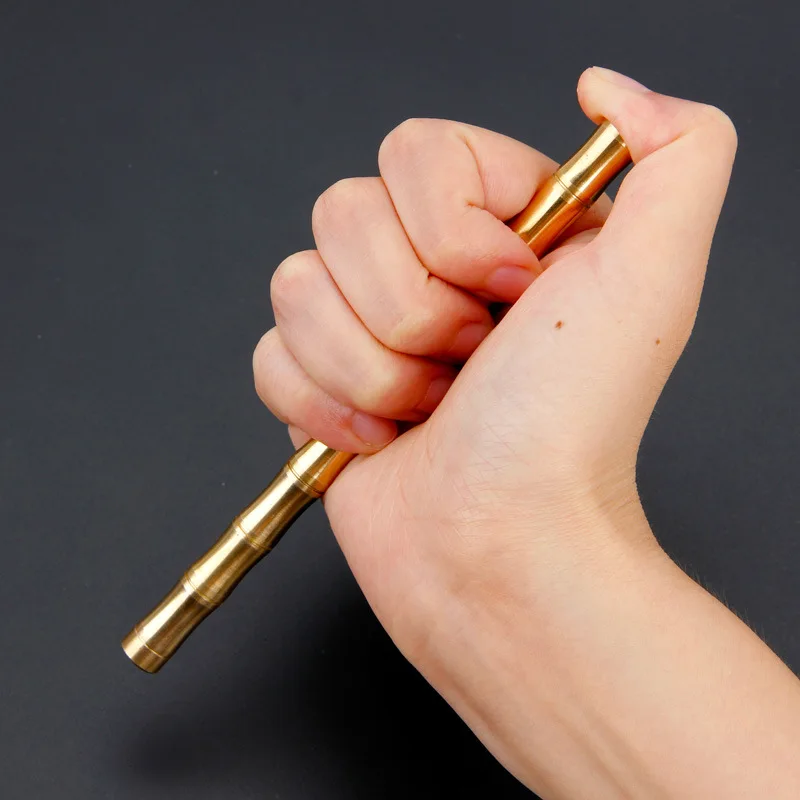 Kūrybos bambuko žalvario metalo kamuolys-taškas pen rašikliu rankoje