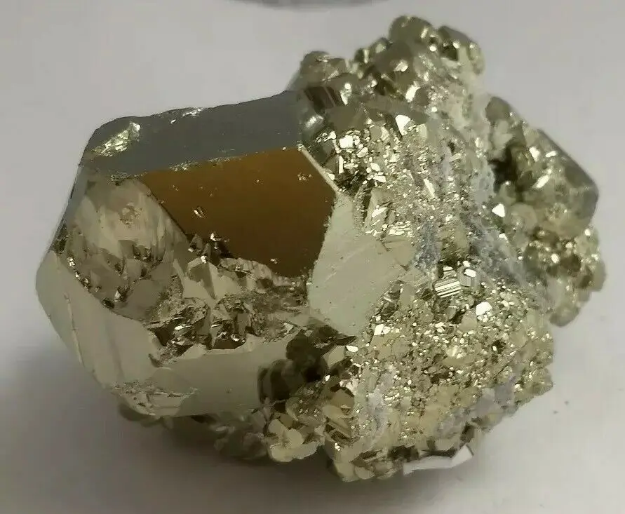 Spalvingas geležies pyrite kristalų sankaupos pavyzdys, Peru Kvailių auksas