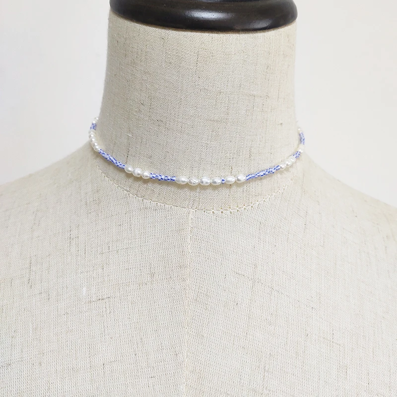 Mados išskirtinį mėlyna granulių trumpi karoliai natūralių gėlavandenių perlų sumaišoma ir suderinti boho stiliaus papuošalai rankų darbo reguliuojamas choker