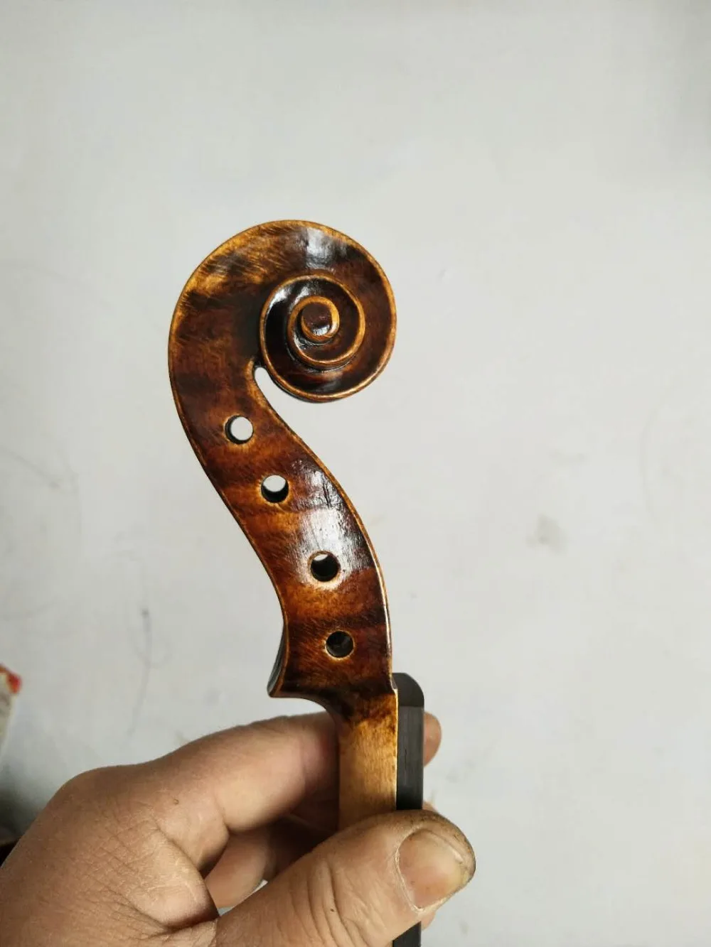 4/4 smuikas Stradi modelis 1715 antikvariniai senojo stiliaus, tamsios spalvos, su priedais