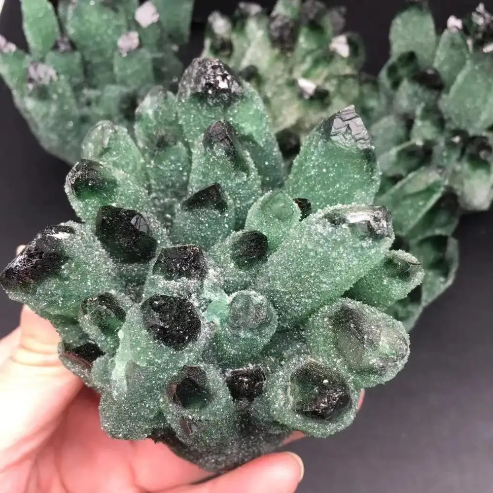Žalia dvasios kristalų sankaupos natūralus kvarco mineralų, uolienų, akmenų gydomųjų reiki namų puošybai